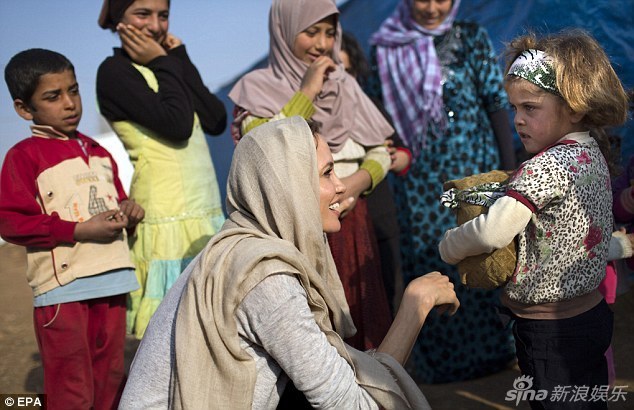 أنجلينا جولي تزور أطفالا سوريين يتامى بمنطقة البقاع (3)
