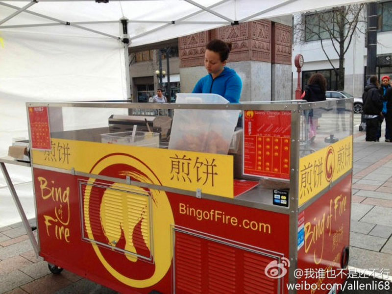 فتاة أمريكية تبيع وجبة خفيفة صينية في شوارع سياتل تثير انتباه الصينيين