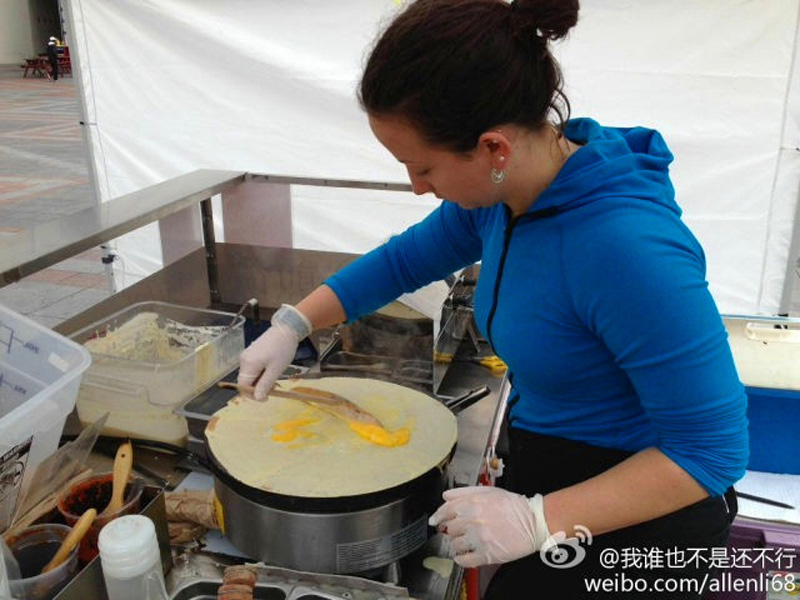 فتاة أمريكية تبيع وجبة خفيفة صينية في شوارع سياتل تثير انتباه الصينيين (2)