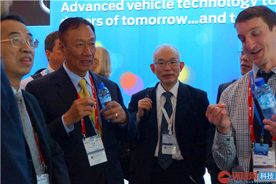 التاجر الصيني قوه تاي مينغ يظهر في المؤتمر العالي للجوال.  