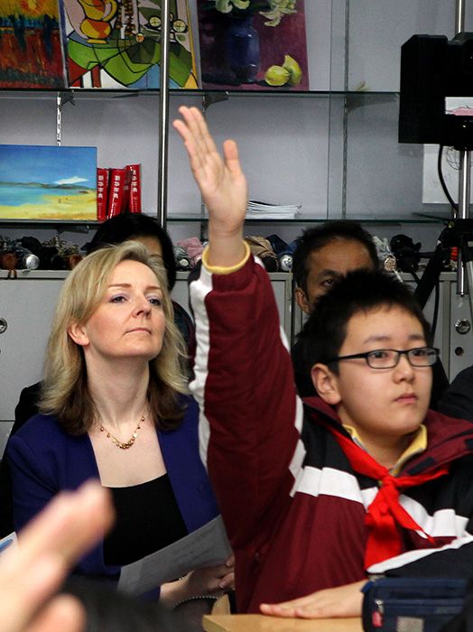 نائب وزيرة التعليم البريطانية  يدرس "مفتاح تعليم الرياضيات" في شانغهاى & (4)