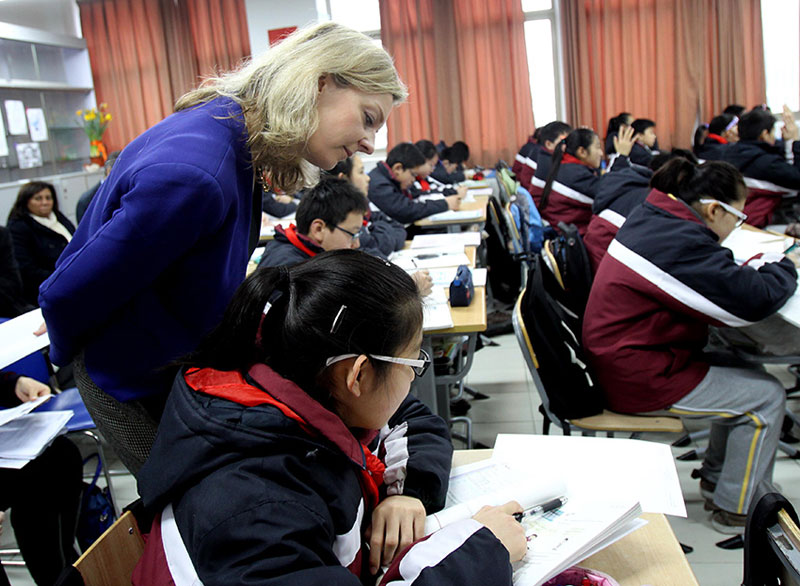 نائب وزيرة التعليم البريطانية  يدرس "مفتاح تعليم الرياضيات" في شانغهاى & (2)