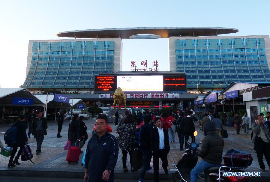 استعادة النظام في محطة قطارات كونمينغ الصينية بعد هجوم إرهابي (13)