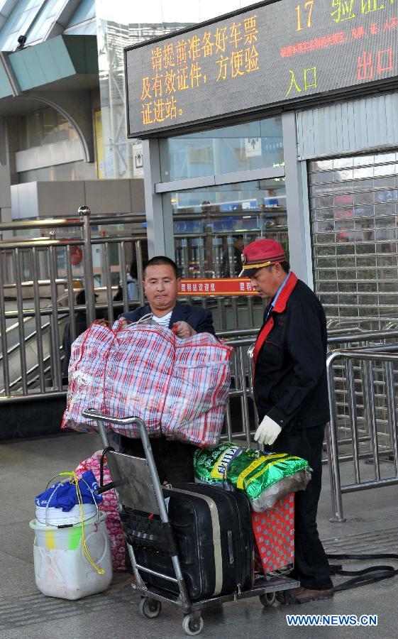استعادة النظام في محطة قطارات كونمينغ الصينية بعد هجوم إرهابي (8)
