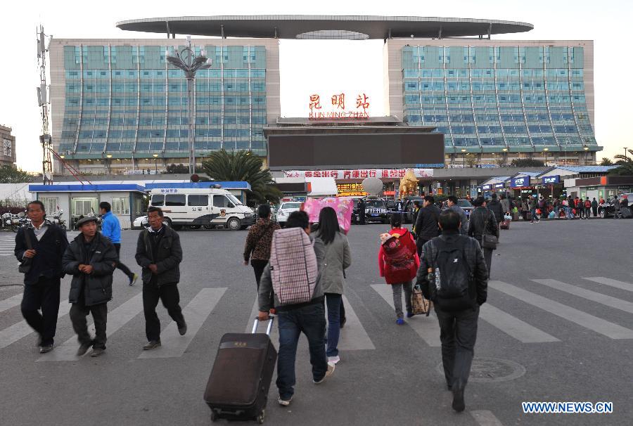 استعادة النظام في محطة قطارات كونمينغ الصينية بعد هجوم إرهابي (7)