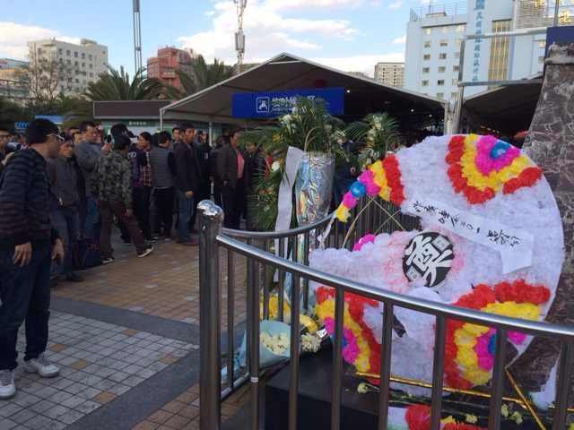 سكان كونمينغ يضعون أكاليل من الزهور، ترحما على ضحايا مجزرة محطة القطار (3)