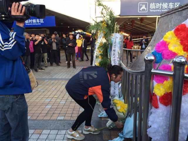 سكان كونمينغ يضعون أكاليل من الزهور، ترحما على ضحايا مجزرة محطة القطار (4)