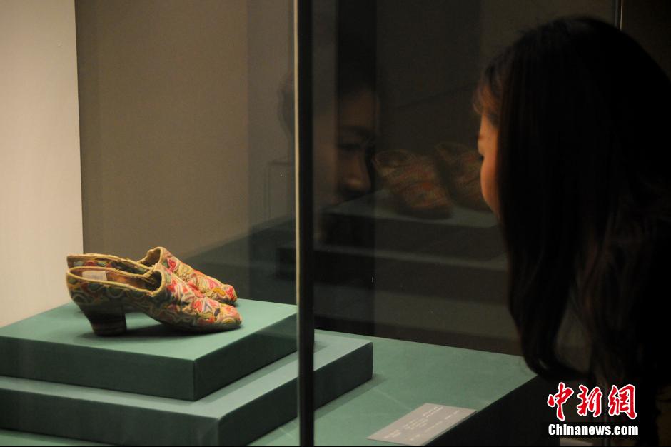أحذية الكعب العالي" اليوغورية  تعود لعهد أسرة تشينغ تعرض في مدينة أورومتشي  (2)