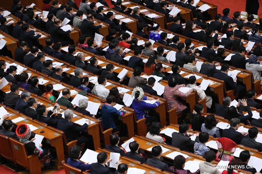 كبير المشرعين الصينيين يقدم تقرير عمل اللجنة الدائمة للمجلس الوطني لنواب الشعب الصيني (5)
