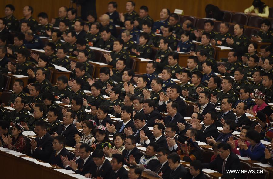 كبير المشرعين الصينيين يقدم تقرير عمل اللجنة الدائمة للمجلس الوطني لنواب الشعب الصيني (8)