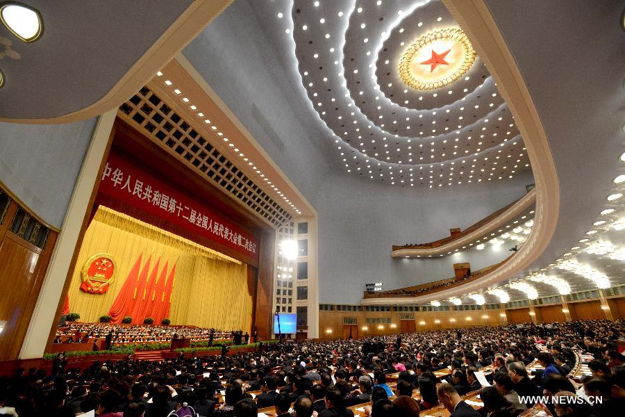 كبير المشرعين الصينيين يقدم تقرير عمل اللجنة الدائمة للمجلس الوطني لنواب الشعب الصيني (4)