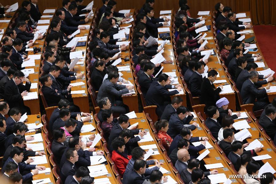 كبير المشرعين الصينيين يقدم تقرير عمل اللجنة الدائمة للمجلس الوطني لنواب الشعب الصيني (3)