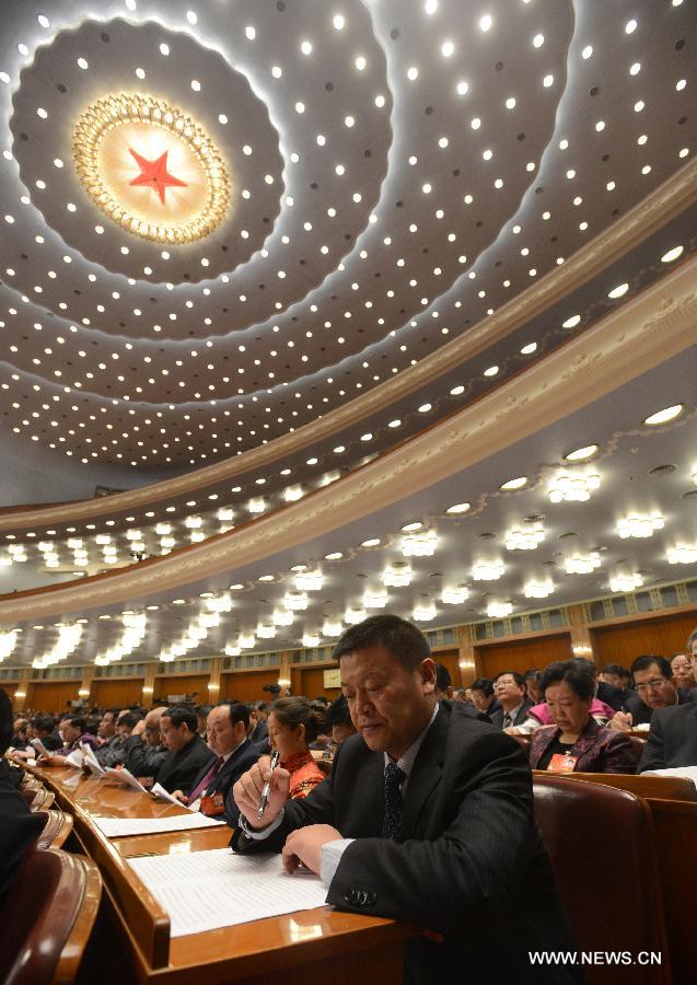 كبير المشرعين الصينيين يقدم تقرير عمل اللجنة الدائمة للمجلس الوطني لنواب الشعب الصيني (2)