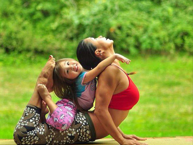 انتشار صور ممارسة أم أمريكية لليوغا مع ابنتها (6)