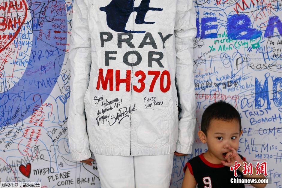 فنان يرسم خريطة على وجه عارضة للصلاة  والدعاء من اجل ركاب الطائرة الماليزية المفقودة  (4)