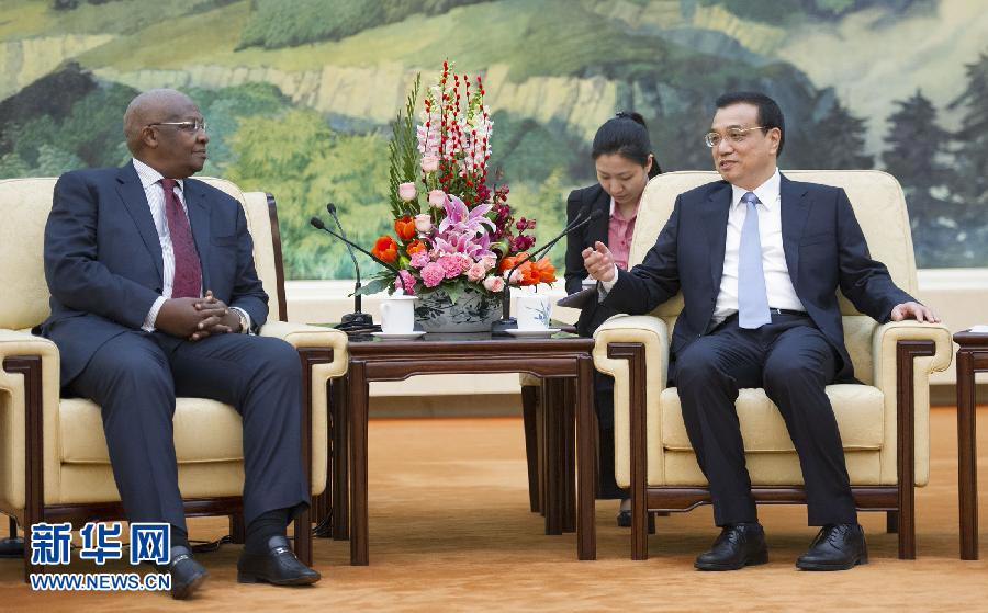 رئيس مجلس الدولة الصيني يجتمع مع وزير خارجية اوغندا  (2)