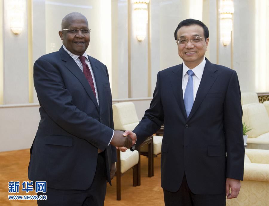 رئيس مجلس الدولة الصيني يجتمع مع وزير خارجية اوغندا 