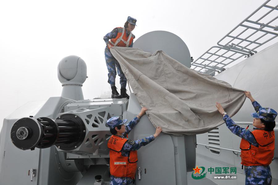 صور:كشف النقاب عن الجنديات الصينيات على متن حاملة الطائرات لياونينغ (13)