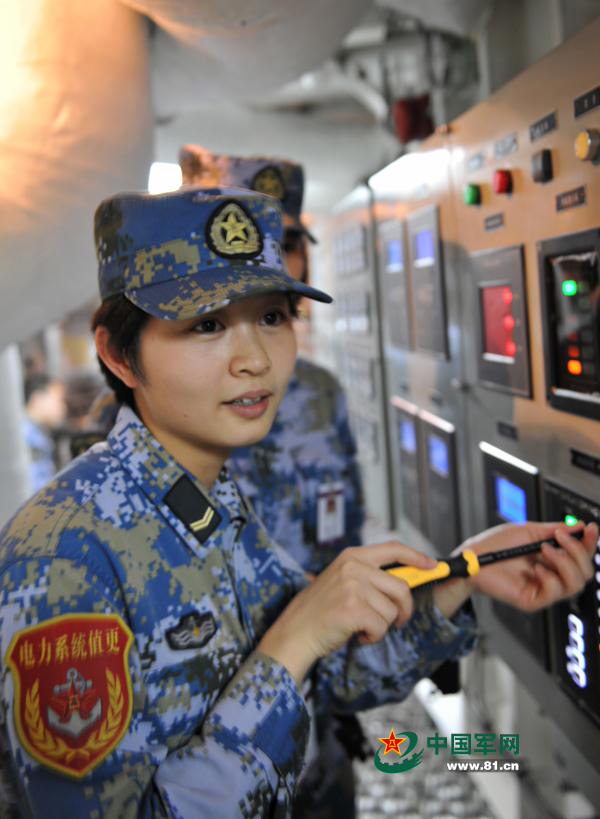 صور:كشف النقاب عن الجنديات الصينيات على متن حاملة الطائرات لياونينغ (7)