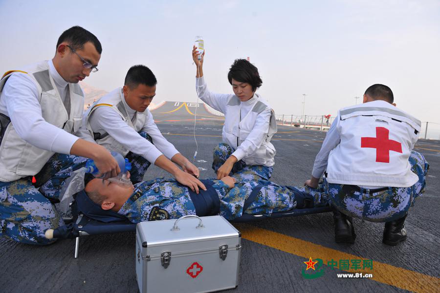 صور:كشف النقاب عن الجنديات الصينيات على متن حاملة الطائرات لياونينغ (3)