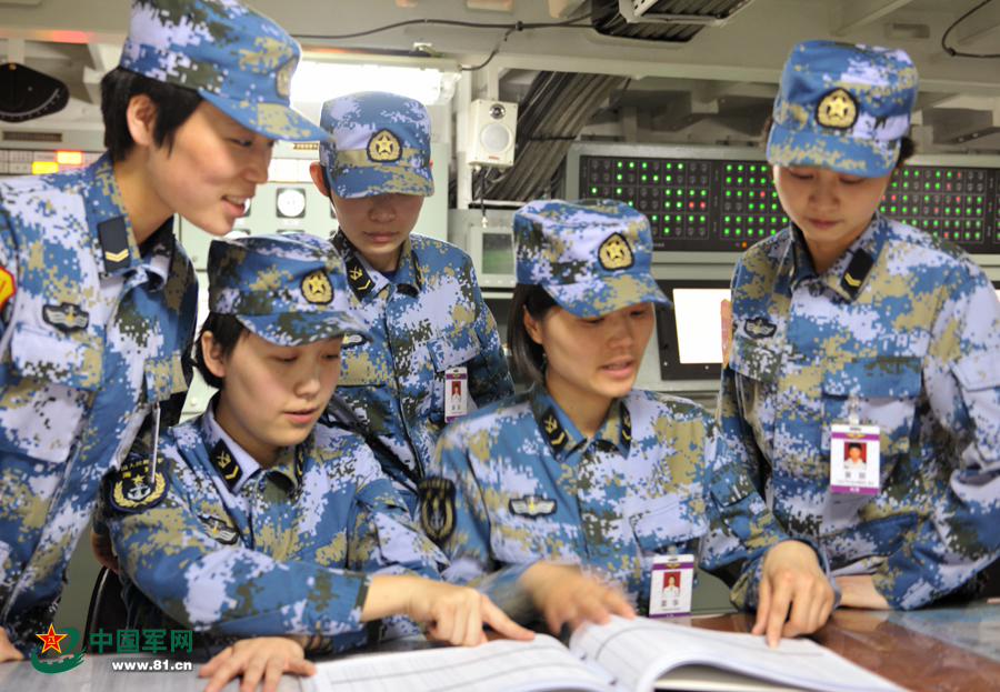 صور:كشف النقاب عن الجنديات الصينيات على متن حاملة الطائرات لياونينغ (2)