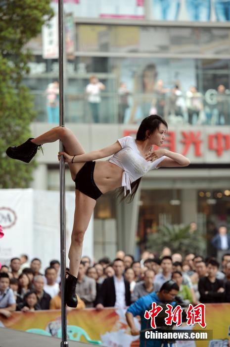 مسابقة الرقص على العمود تقام على شارع بتشونغتشينغ  (12)