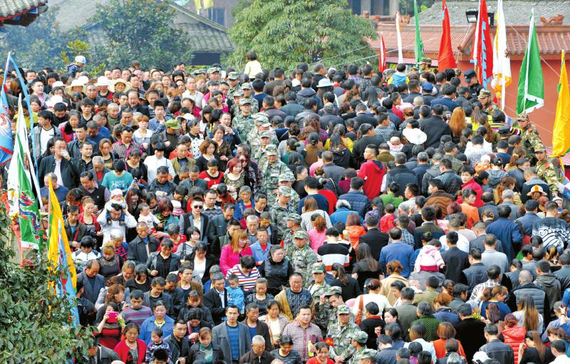 يوم "دوس الجسر"في سيتشوان: 200 ألف شخص مزدحمون على جسر واحد  (6)
