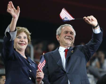 حضر الرئيس الأمريكي السابق جورج دبليو بوش وزوجته لورا حفل افتتاح دورة الالعاب الاولمبية في بكين.