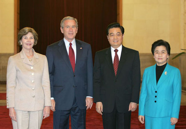 رحب الرئيس الصيني السابق هو جين تاو و زوجته بزيارة جورج دبليو بوش وزوجته لورا نوفمبر عام 2005.