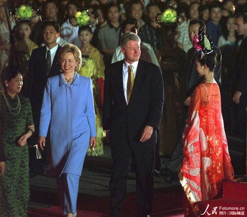 قام الرئيس الامريكي السابق  بيل كلينتون وزوجته هيلاري بزيارة إلى مدينة شيآن يوم 25 يونيو عام 1998.