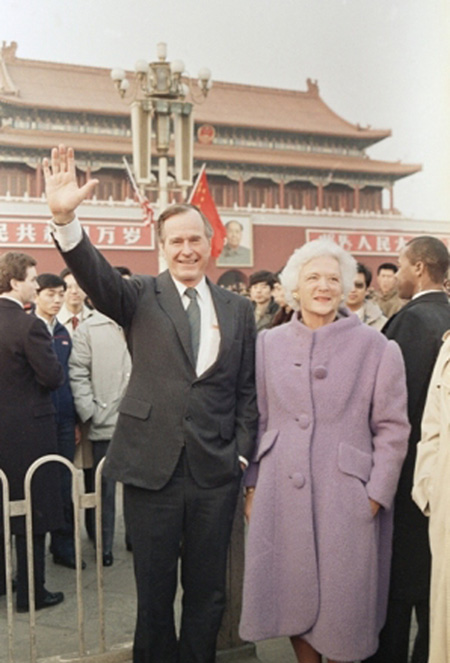 أخذ الرئيس الأمريكي السابق جورج بوش الأب وزوجته باربرا  صورة فى ساحة تيانانمن فى فبراير عام 1989.
