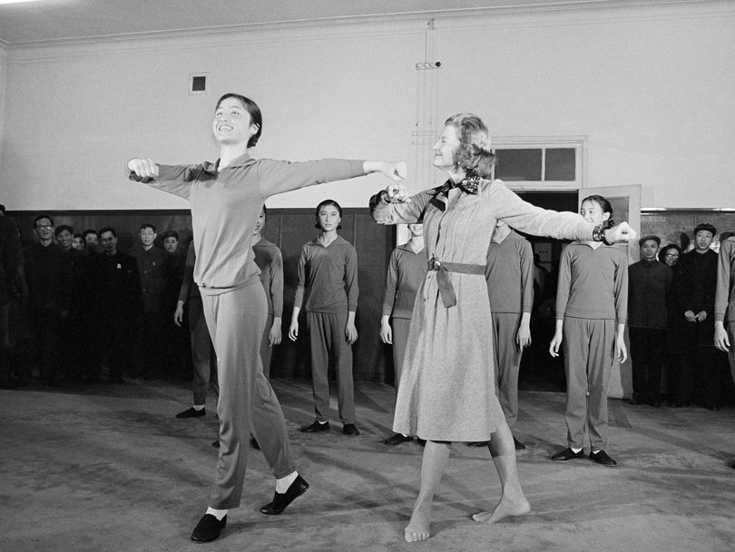 قام الرئيس الأمريكي السابق جيرالد فورد بزيارة إلى الصين فى عام 1975.وفى الصورة تعلمت زوجة فورد الرقص الصيني.