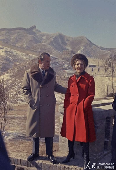الرئيس الأمريكي السابق  ريتشارد نيكسون وزوجته وغيرهما زاروا  سور الصين العظيم.