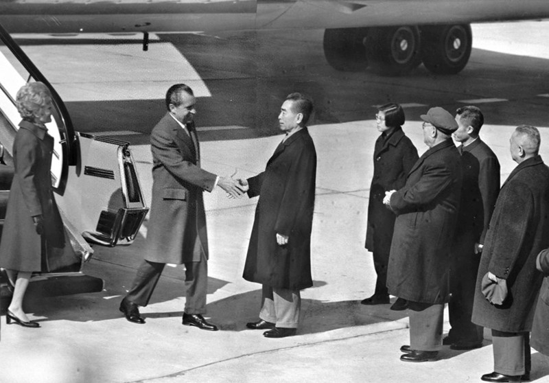 استقبل رئيس  مجلس الدولة الصيني الراحل تشو ان لاى الرئيس الأمريكي السابق ريتشارد نيكسون وزوجته بالمطار ببكين يوم 21 فبراير عام 1972.