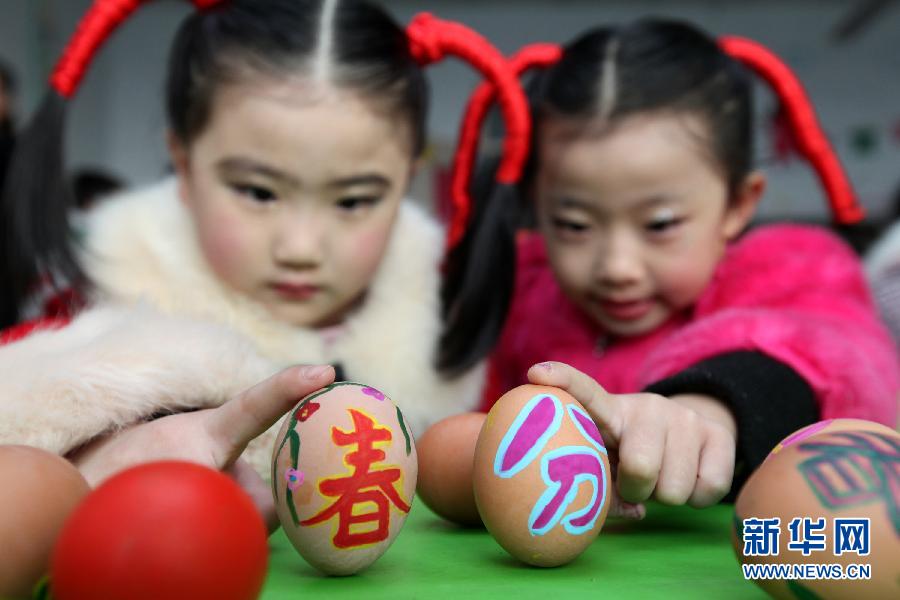صور:الصينيون ينصبون البيض لإستقبال نقطة الاعتدال الربيعي  (2)