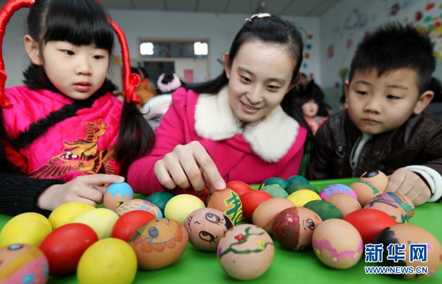 صور:الصينيون ينصبون البيض لإستقبال نقطة الاعتدال الربيعي 
