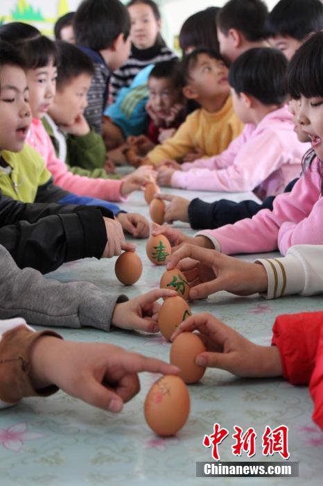 صور:الصينيون ينصبون البيض لإستقبال نقطة الاعتدال الربيعي  (6)