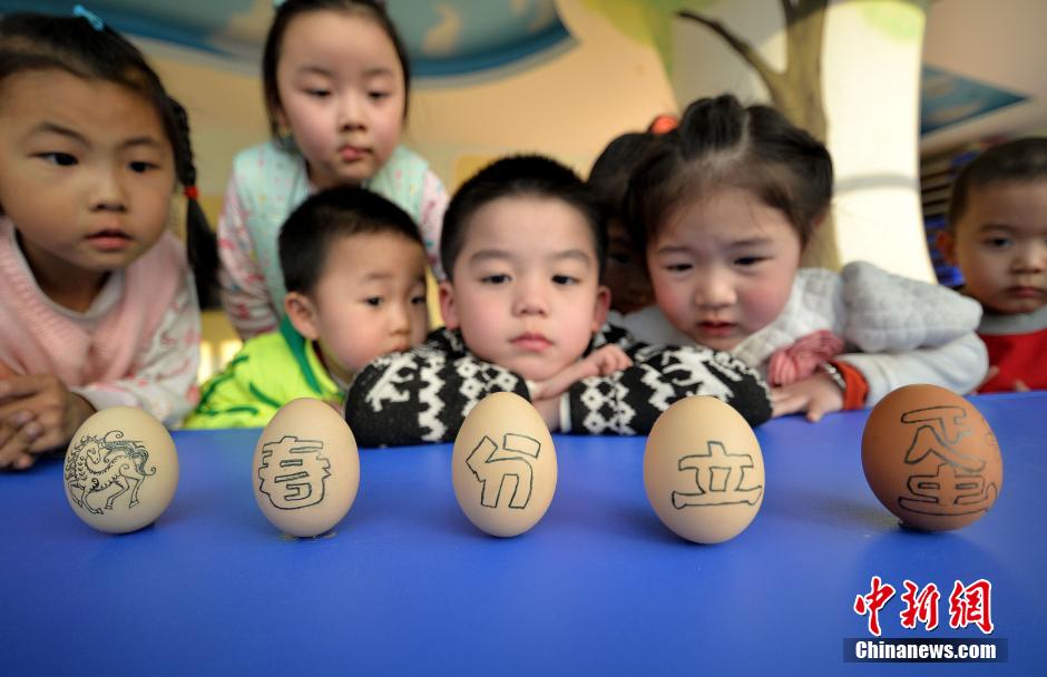 صور:الصينيون ينصبون البيض لإستقبال نقطة الاعتدال الربيعي  (5)