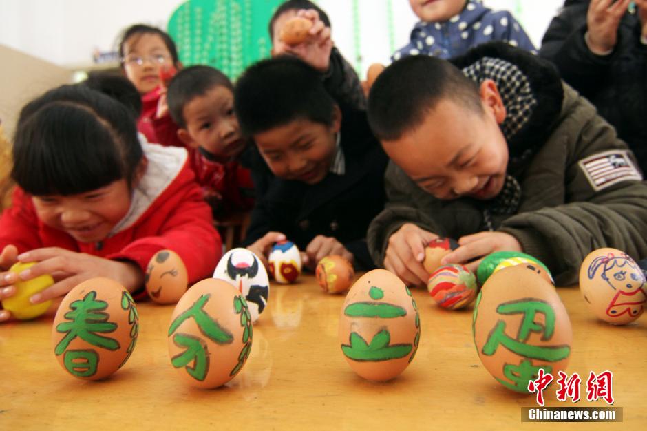 صور:الصينيون ينصبون البيض لإستقبال نقطة الاعتدال الربيعي  (4)
