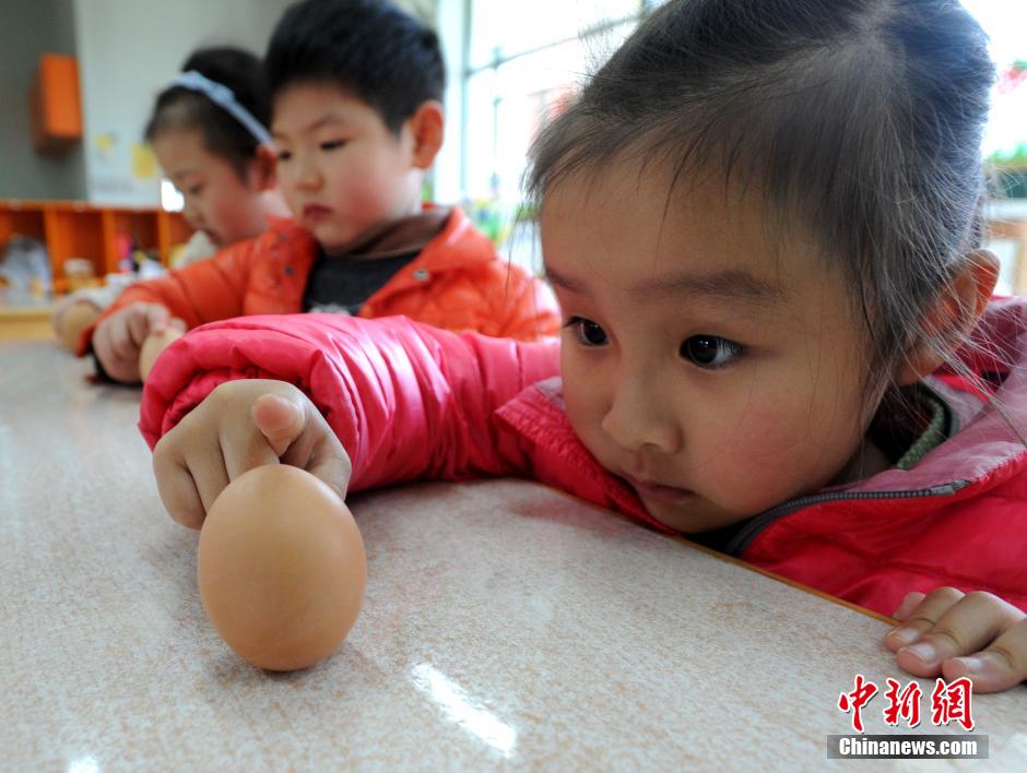 صور:الصينيون ينصبون البيض لإستقبال نقطة الاعتدال الربيعي  (3)