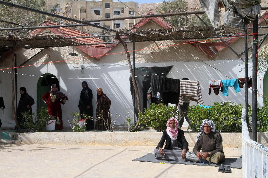 دخول مخيم ديفيل للاجئين السوريين بضاحية دمشق  (5)