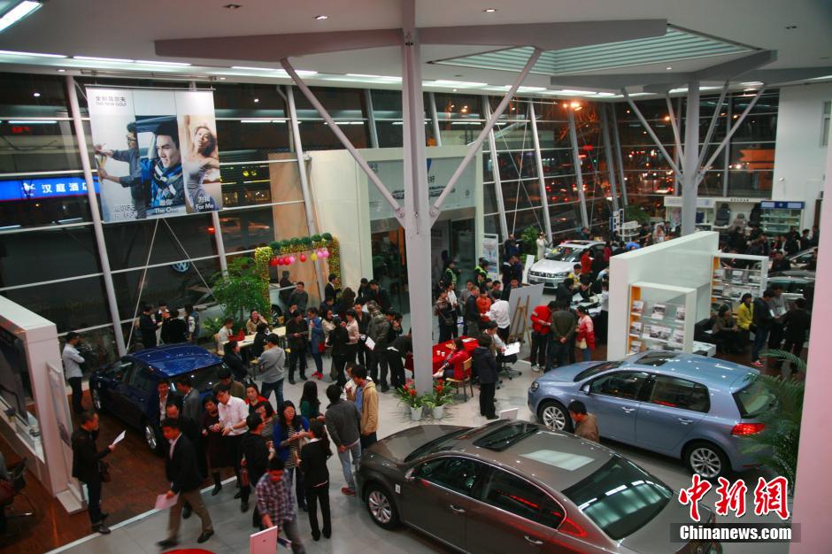 تدفق سكان هانغتشو  على شراء السيارات فى ليلة قبل تنفيذ المدينة تقييد شراء السيارات   (5)