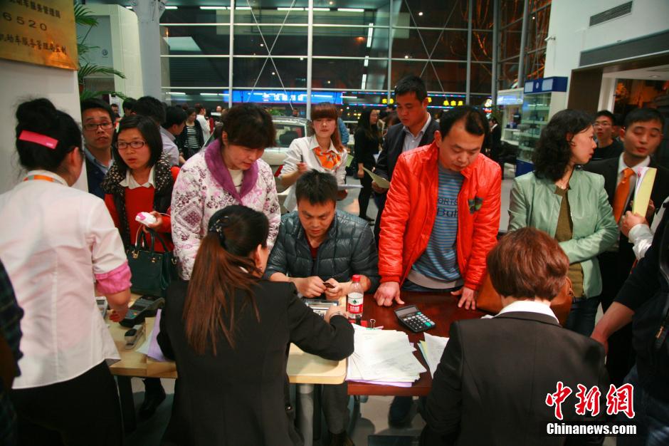 تدفق سكان هانغتشو  على شراء السيارات فى ليلة قبل تنفيذ المدينة تقييد شراء السيارات   (3)