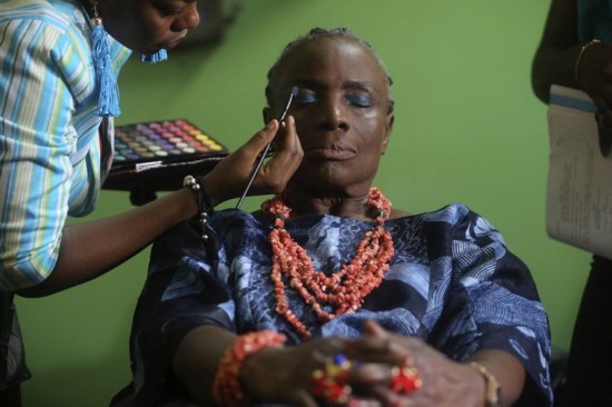 تظهر الصورة الملتقطة في يوم 9 سبتمبر معام 2013 ممثلة في أستوديو تصوير بنوليوود تستعد لفيلم "فانتوم الساحرة" في ضاحية لاغوس بنيجيريا.    