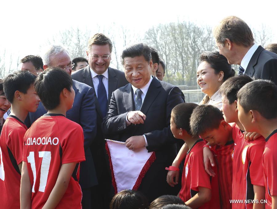 الرئيس شي يشاهد مباراة كرة قدم بين ناشئين صينيين والمان 