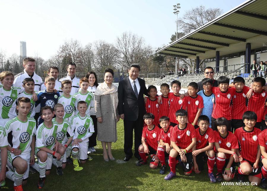 الرئيس شي يشاهد مباراة كرة قدم بين ناشئين صينيين والمان  (3)