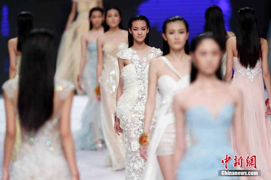 إنطلاق الدورة النهائية لمسابقة عارضات الأزياء في بكين  (4)