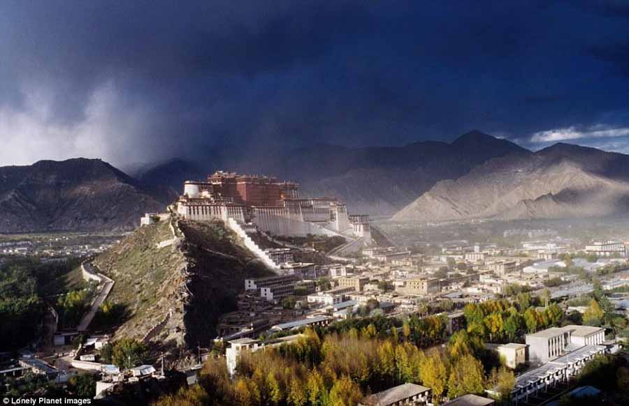 10، قصر بوتالا بالتبت، هو قصرا للدالاي لاما منذ القرن السابع الميلادي، وهو رمز للبوذية التبتية. يعتبر قصر بوتالا أعلى القصور في العالم، بارتفاع حوالي 3700 متر على سطح البحر، ويسمى بـ  "لؤلؤة في سقف العالم".