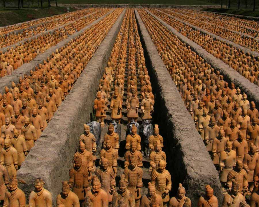 5، تماثيل الجنود والخيول الفخارية لضريح شين شي هوانغ، تقع في حي لينتونغ بشيآن بمقاطعة شنشى، شمال غربي الصين. تشمل أكثر من 8000 جندي، 130 مركبة حربية و670 خيلا، يطلق عليها "الأعجوبة الثامنة في العالم".