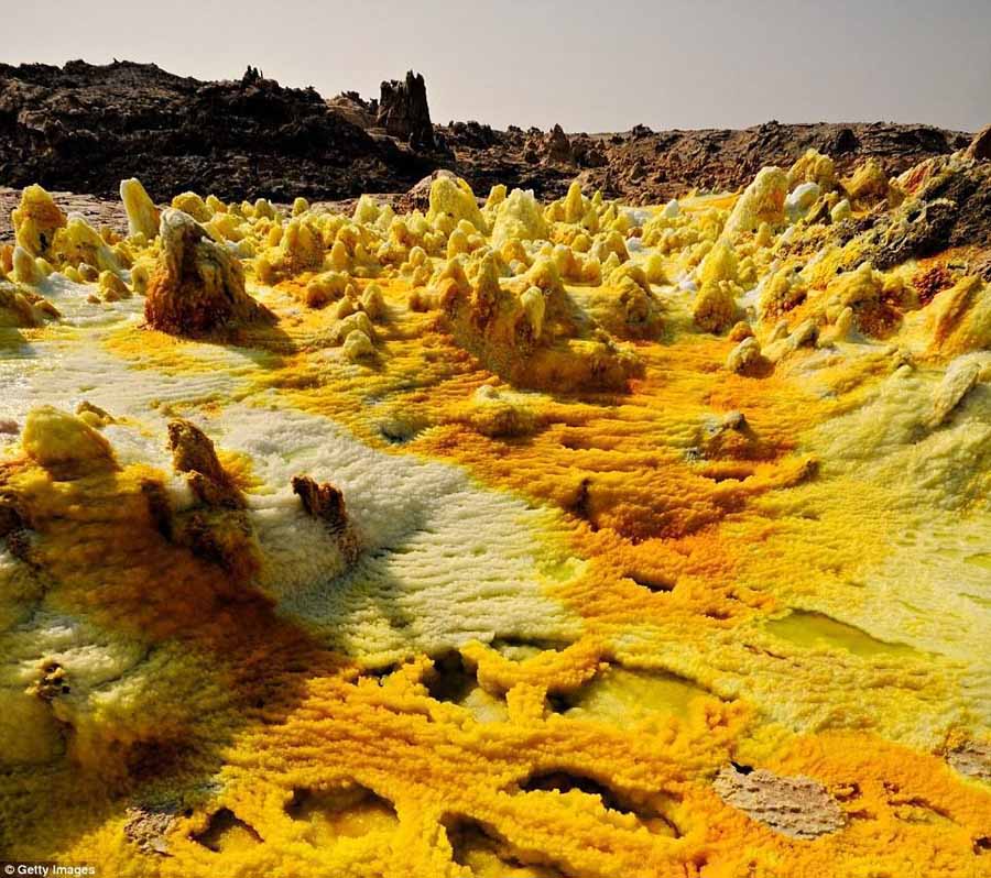 2، الوادي المتصدع الكبير، يقع في أثيوبيا ، يعتبر أكبر حزام تكسير في العالم ، والمعروفة باسم "أكبر الندوب على وجه الأرض". 